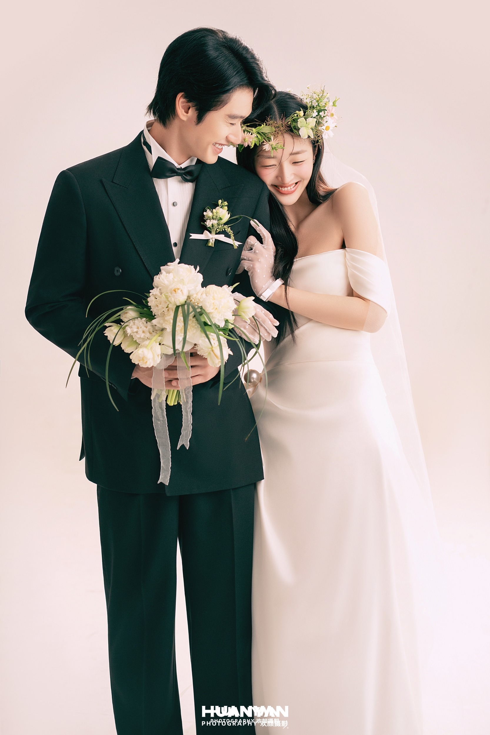 与花同席：韩式温柔婚纱照室内影棚实拍
