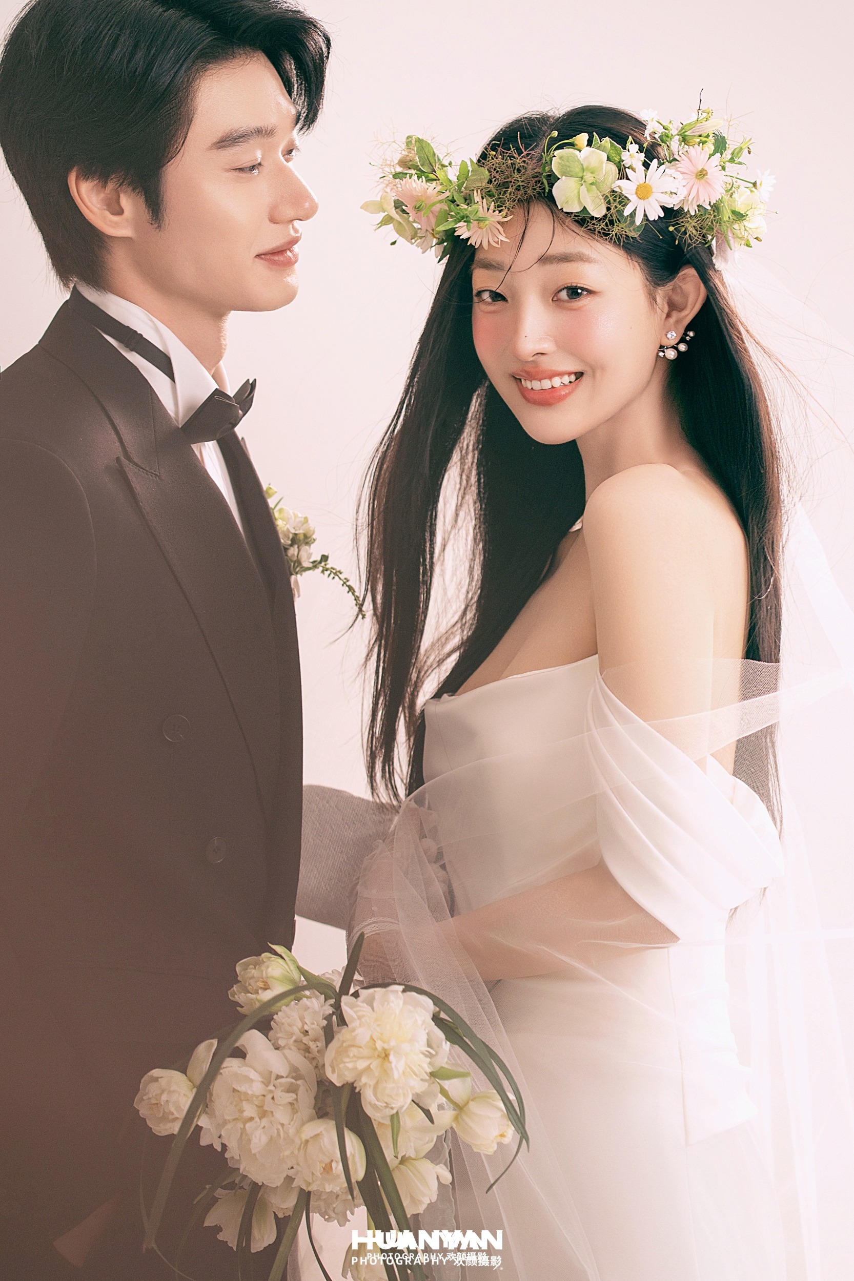 与花同席客片第3张｜韩式温柔婚纱照，摄于室内影棚