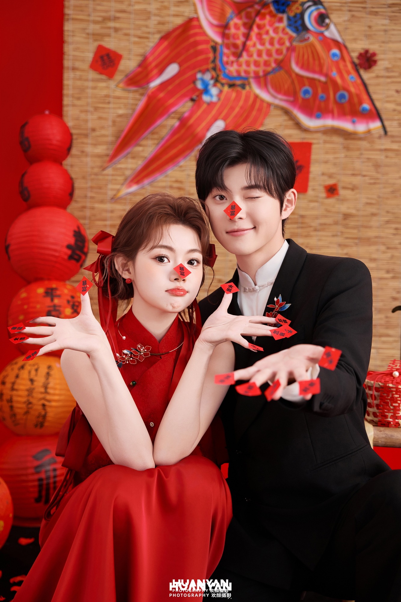 新中式婚纱照 · 室内影棚场景 · 红锦喜乐客片