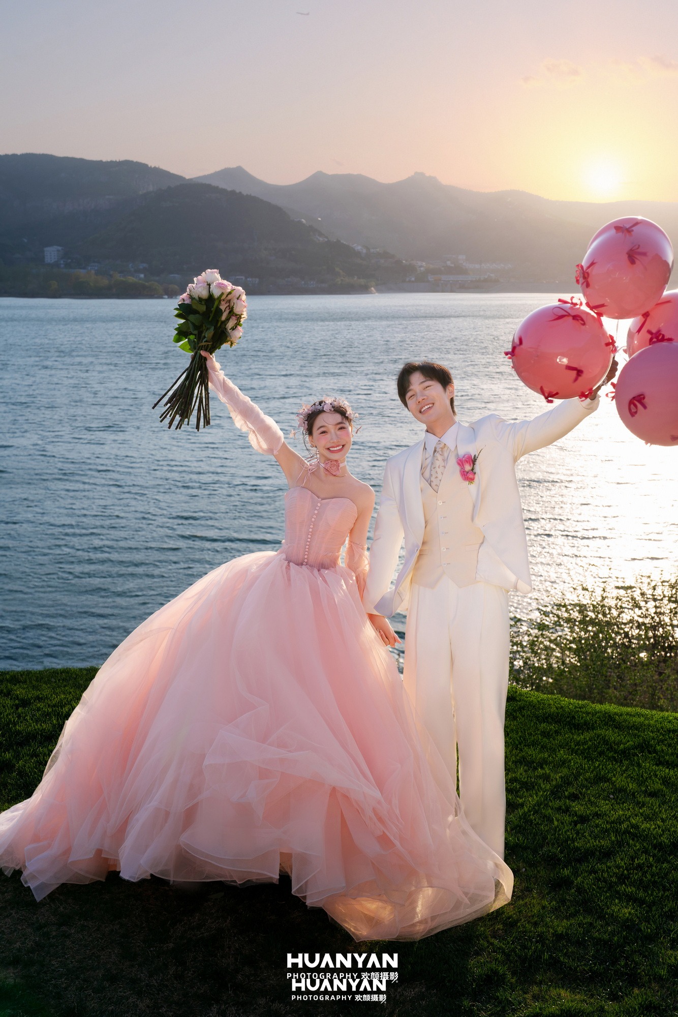 粉漾波光：韩式温柔婚纱照海边实拍