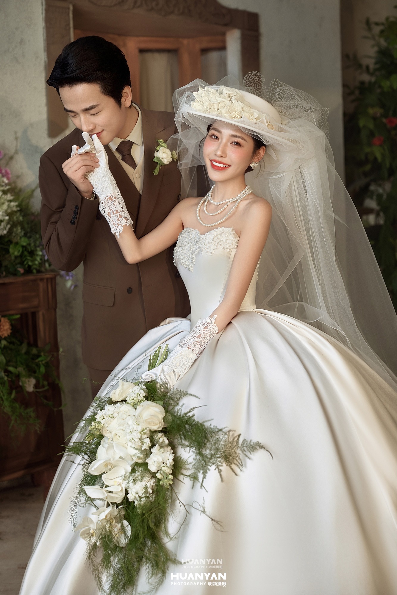 旧梦来信客片第7张｜复古婚纱照，摄于室内影棚