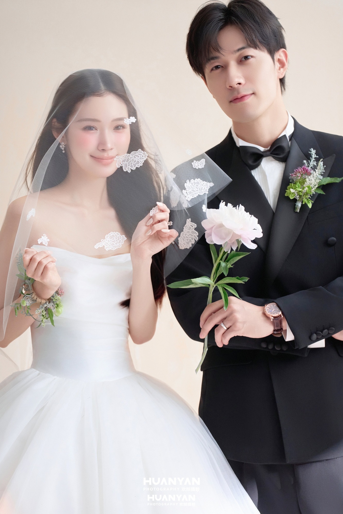 枕光而眠客片第3张｜韩式温柔婚纱照，摄于室内影棚