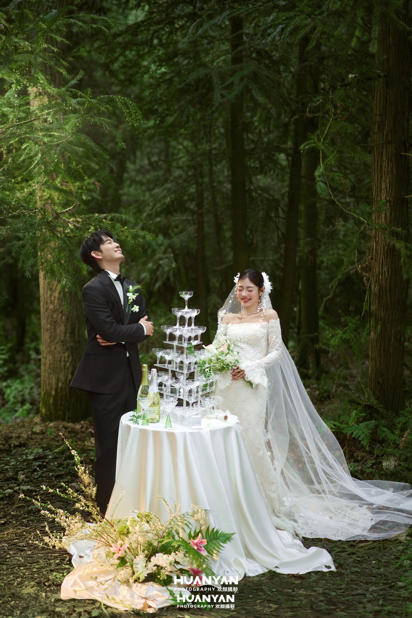 林中干杯：清新自然婚纱照户外自然实拍