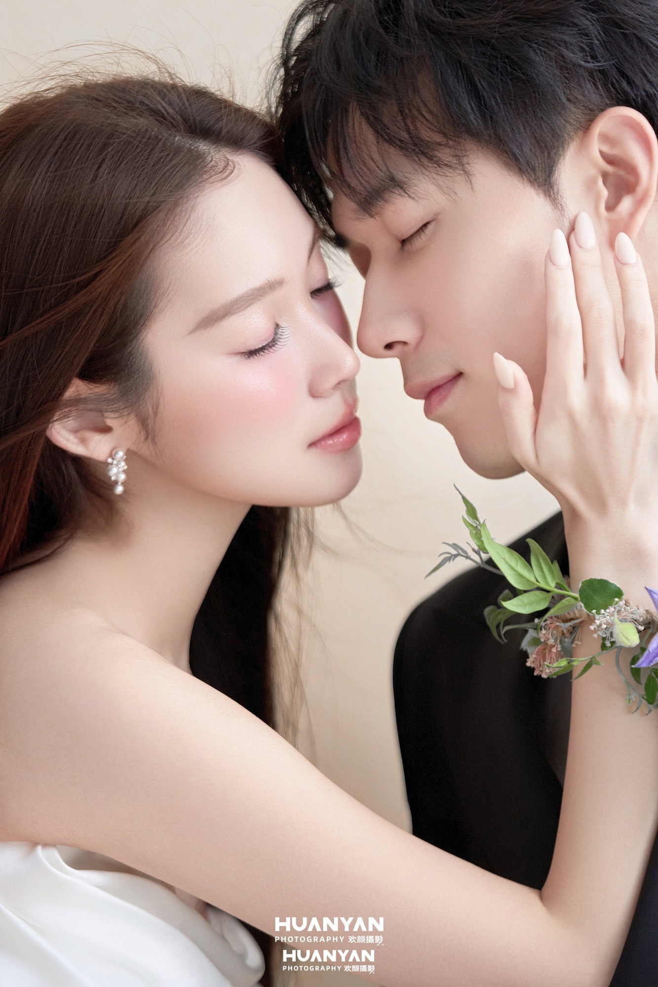枕光而眠客片第7张｜韩式温柔婚纱照，摄于室内影棚