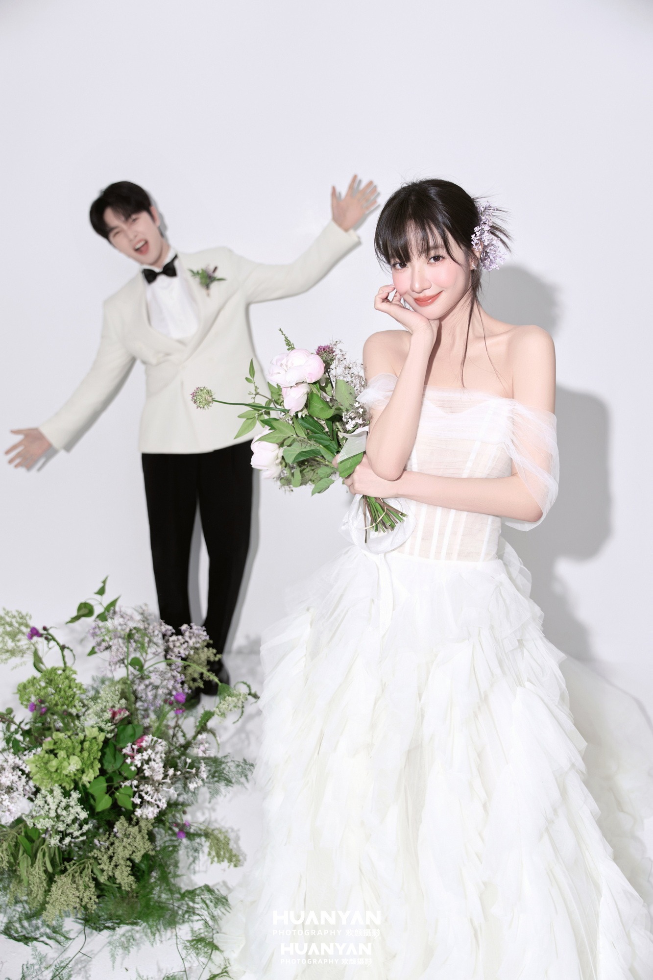 室内影棚韩式温柔婚纱照实拍（花畔依偎系列）