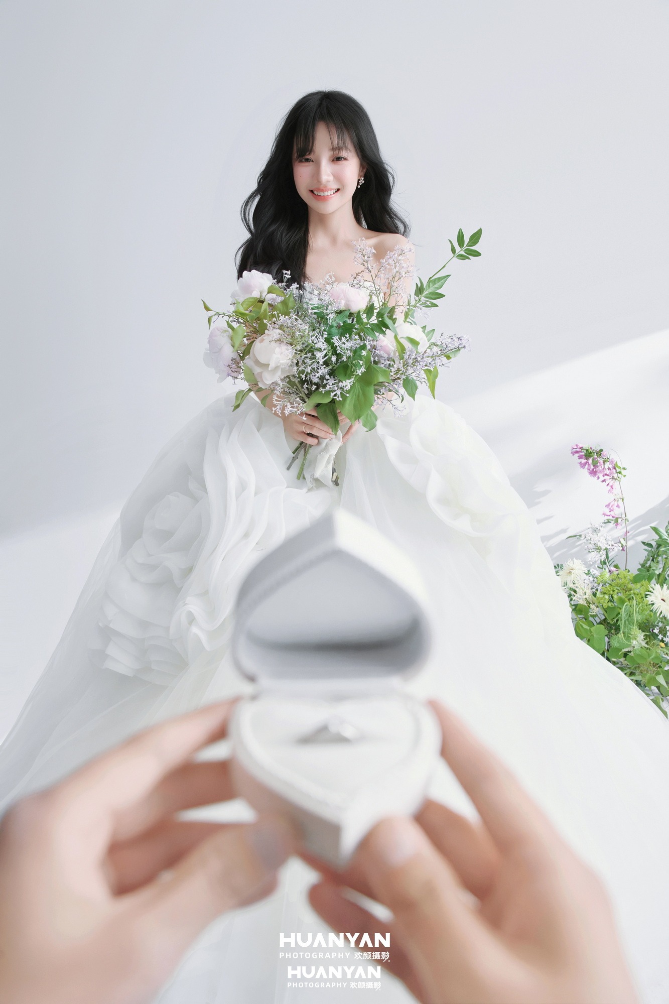 柔光相偎客片第3张｜浪漫唯美婚纱照，摄于室内影棚