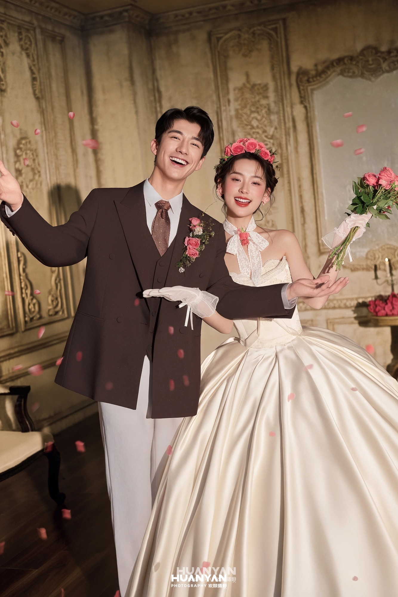 玫瑰沙龙客片第11张｜法式浪漫婚纱照，摄于室内影棚