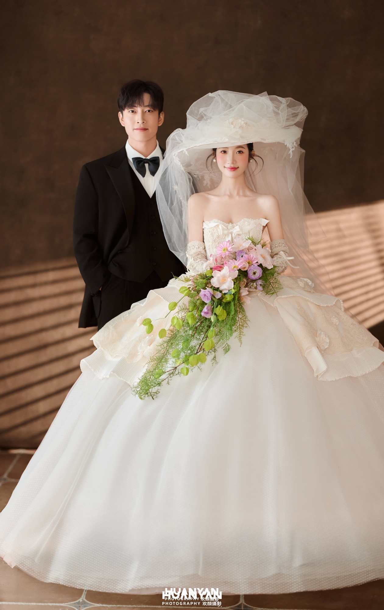帽檐春信客片第7张｜浪漫唯美婚纱照，摄于室内影棚