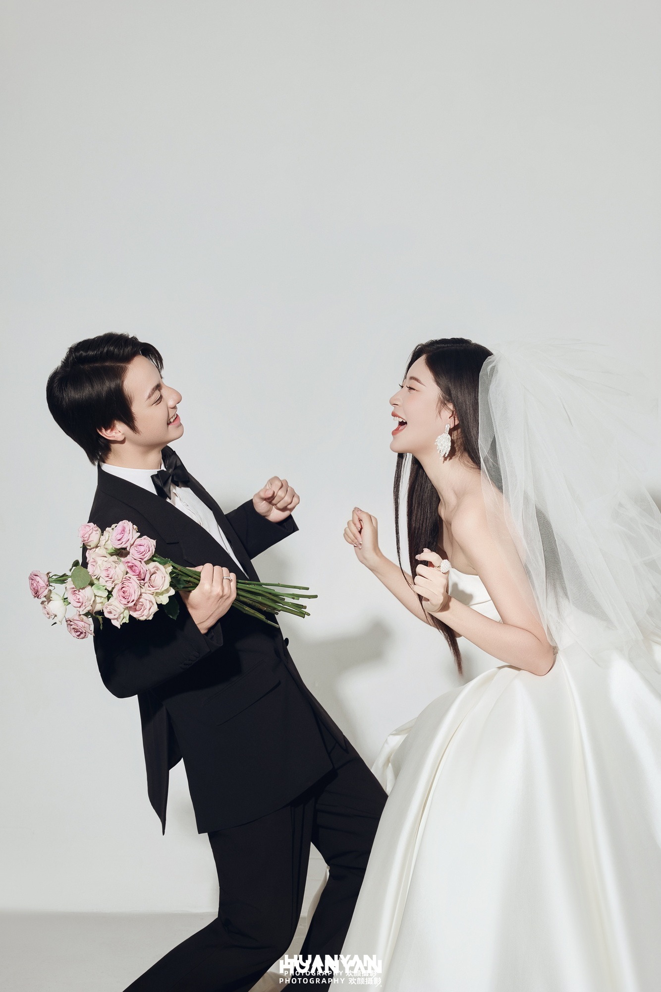极简婚纱照 · 室内影棚场景 · 裙摆拾光客片