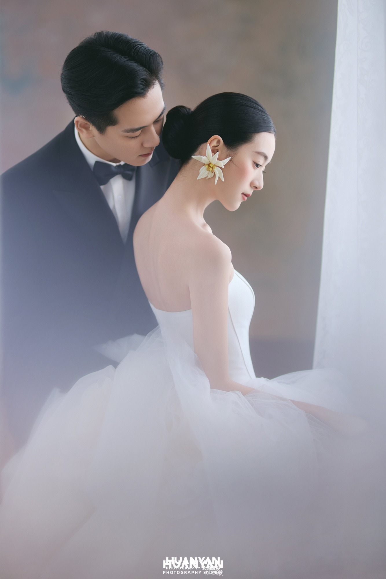 暖拥客片第7张｜浪漫唯美婚纱照，摄于室内影棚