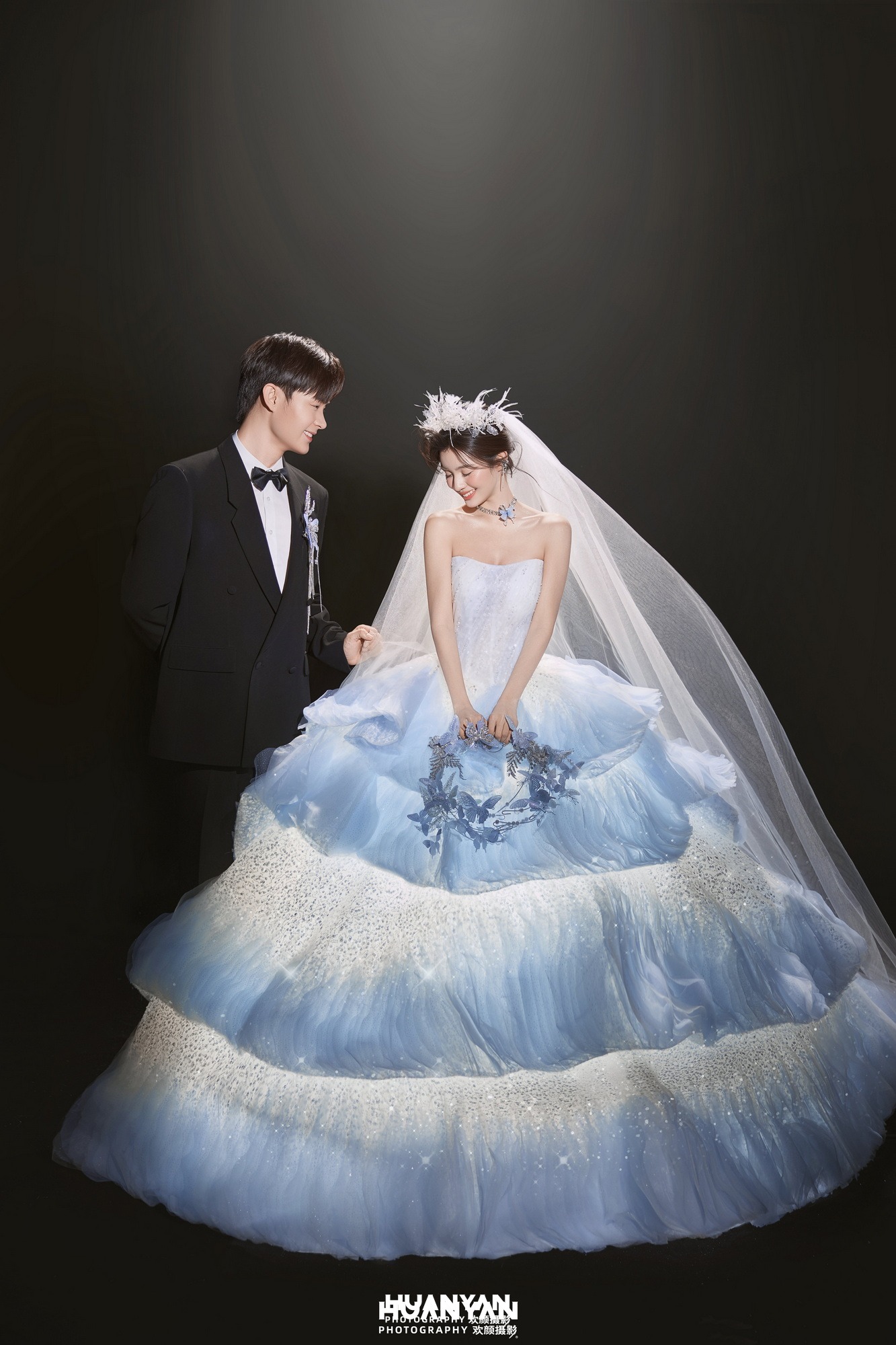 雾蓝童话客片第7张｜浪漫唯美婚纱照，摄于室内影棚
