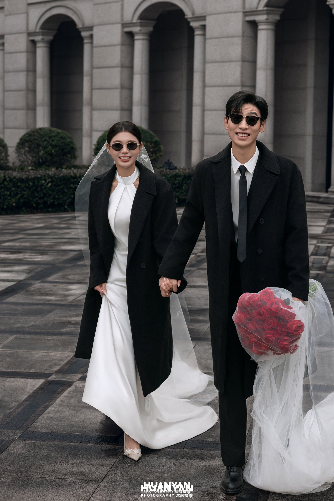 庄园逐风客片第3张｜氛围感婚纱照，摄于室内影棚