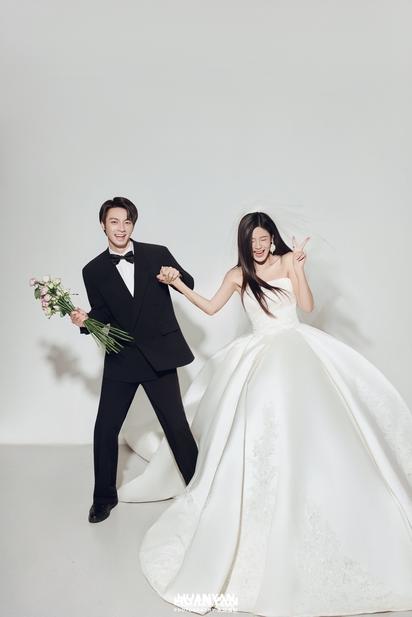 极简婚纱照 · 室内影棚场景 · 裙摆拾光客片