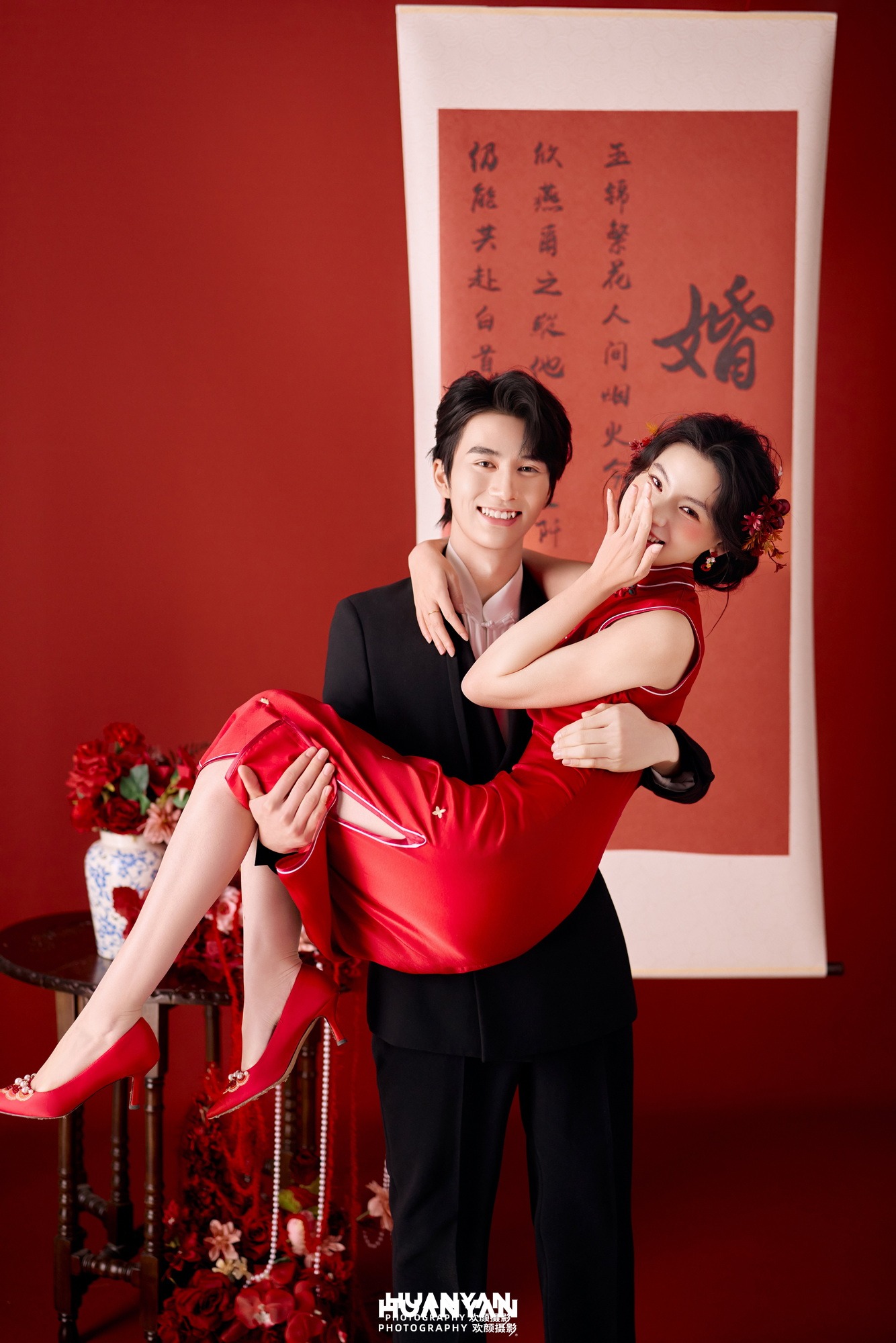 红绸牵喜客片第7张｜新中式婚纱照，摄于室内影棚