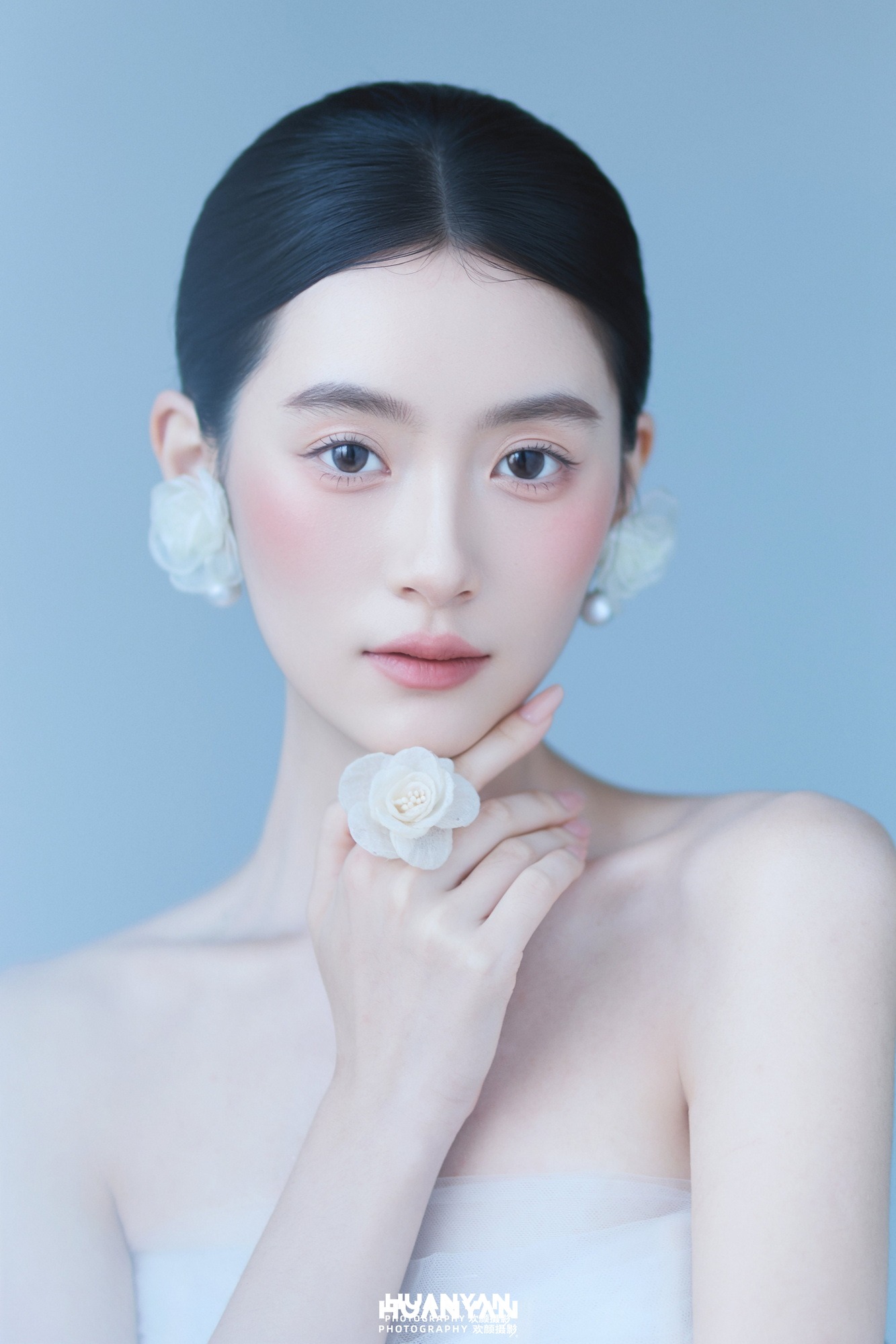 雾蓝拾花客片第3张｜韩式温柔婚纱照，摄于室内影棚