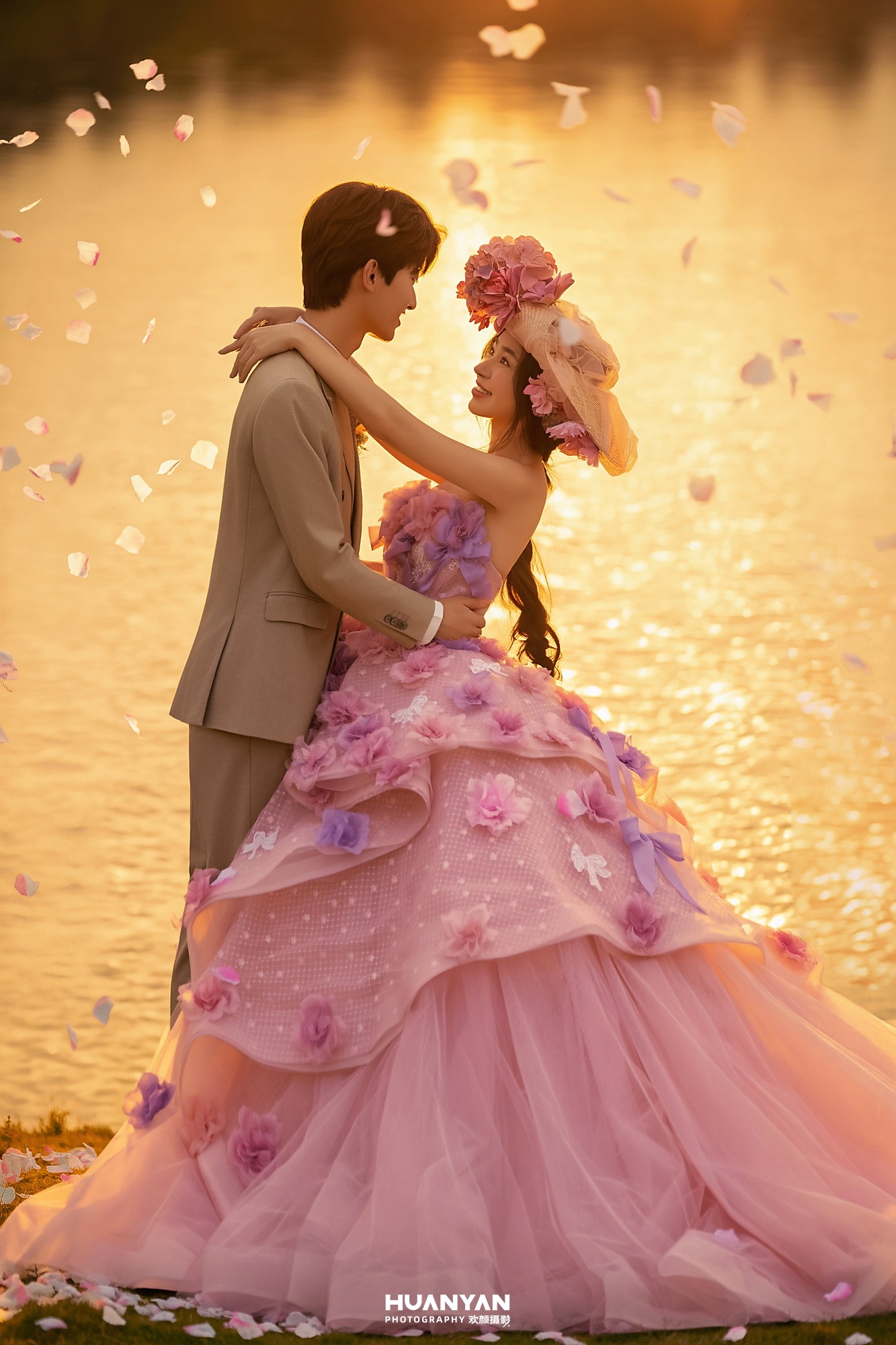 湖上花雨：浪漫唯美婚纱照户外自然实拍