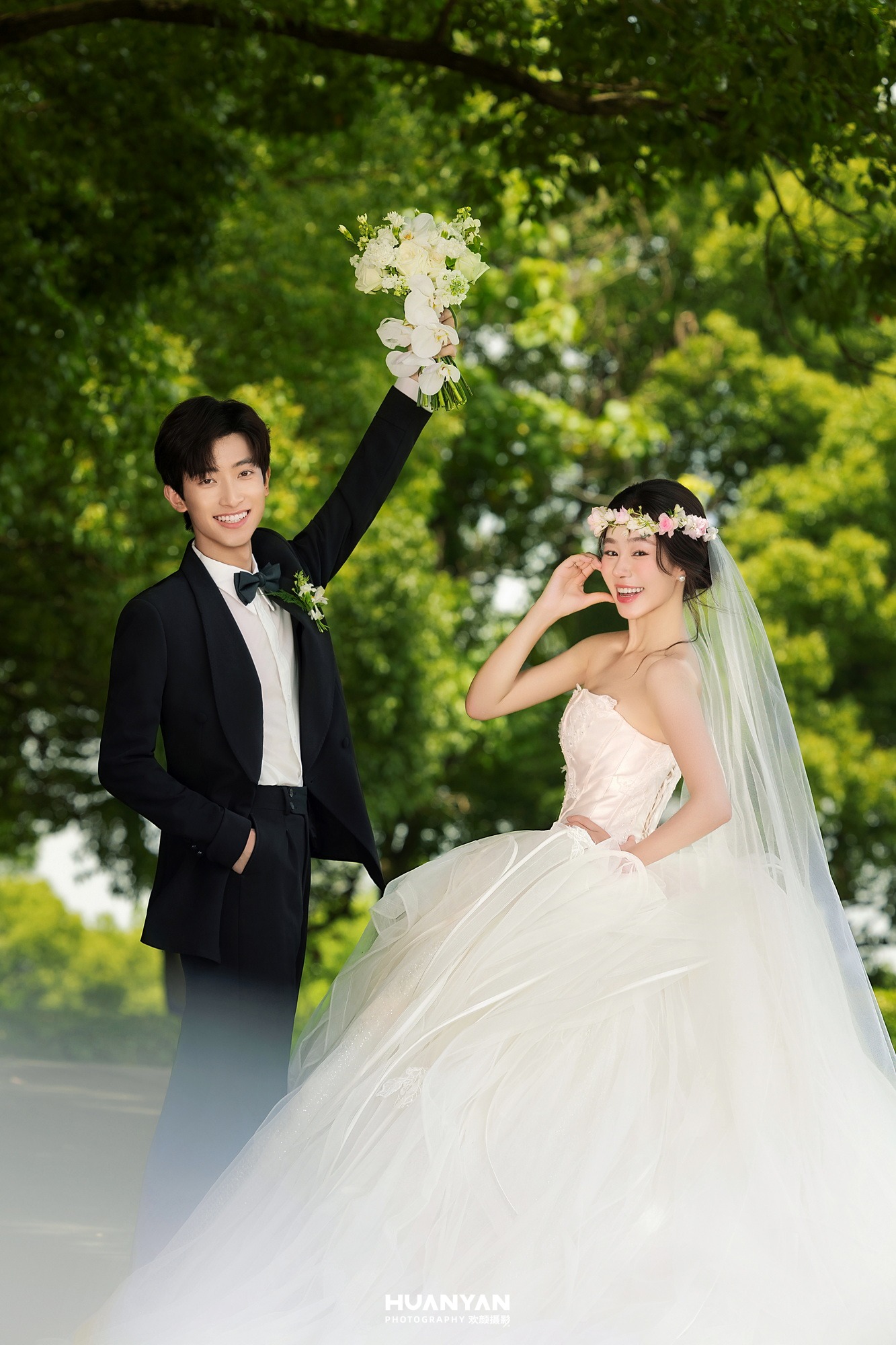 绿荫吻客片第3张｜清新自然婚纱照，摄于户外自然