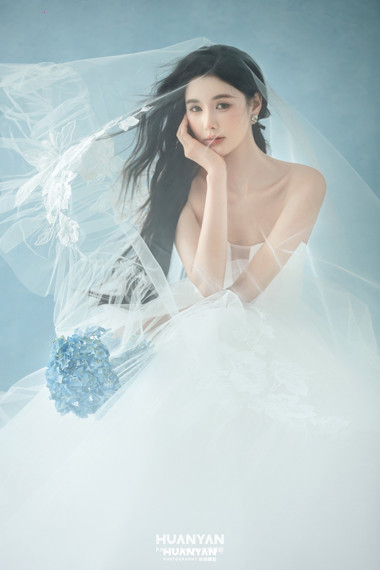 蓝绣球：韩式温柔婚纱照室内影棚实拍