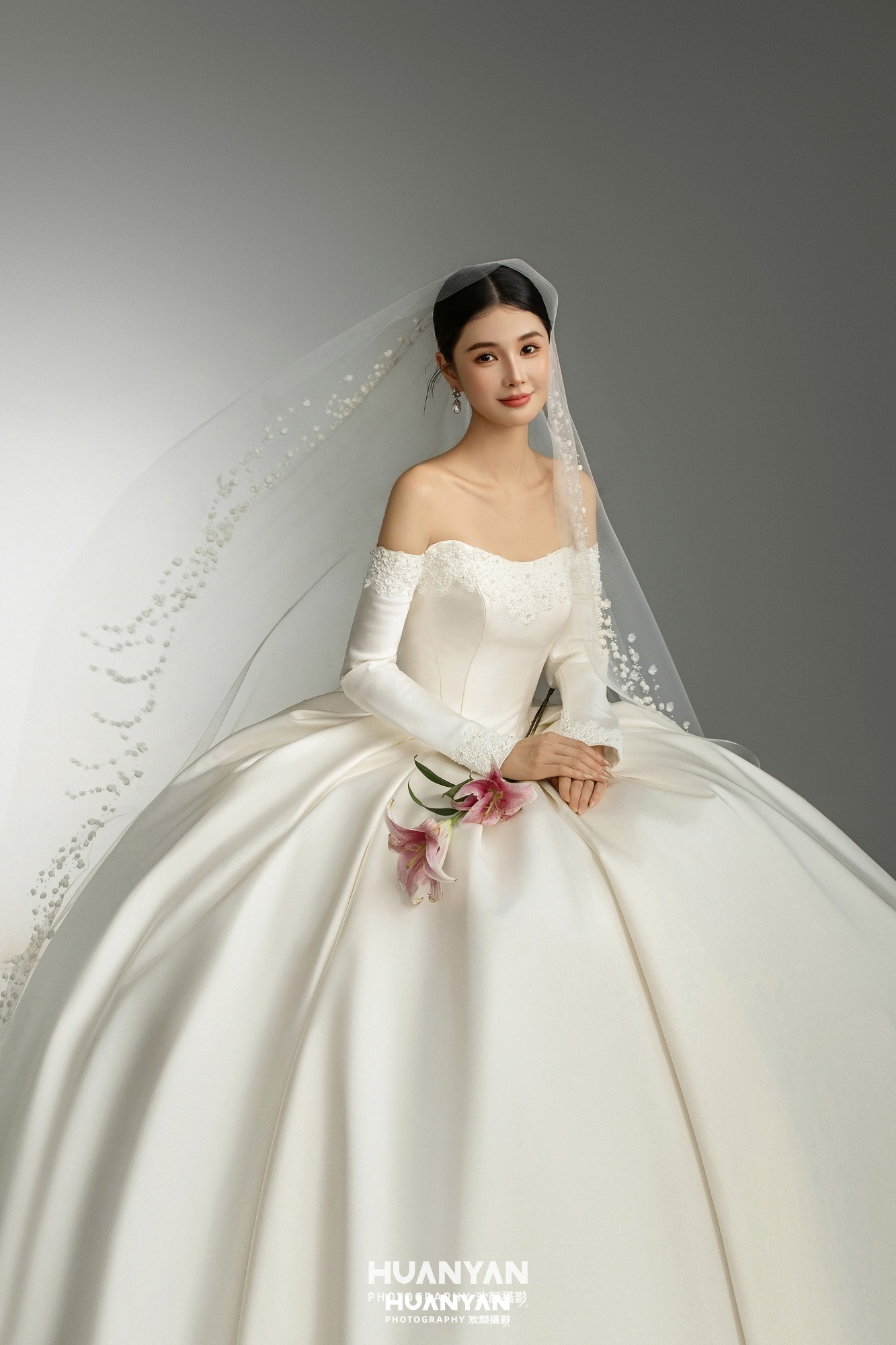 网纱红唇客片第3张｜极简婚纱照，摄于室内影棚