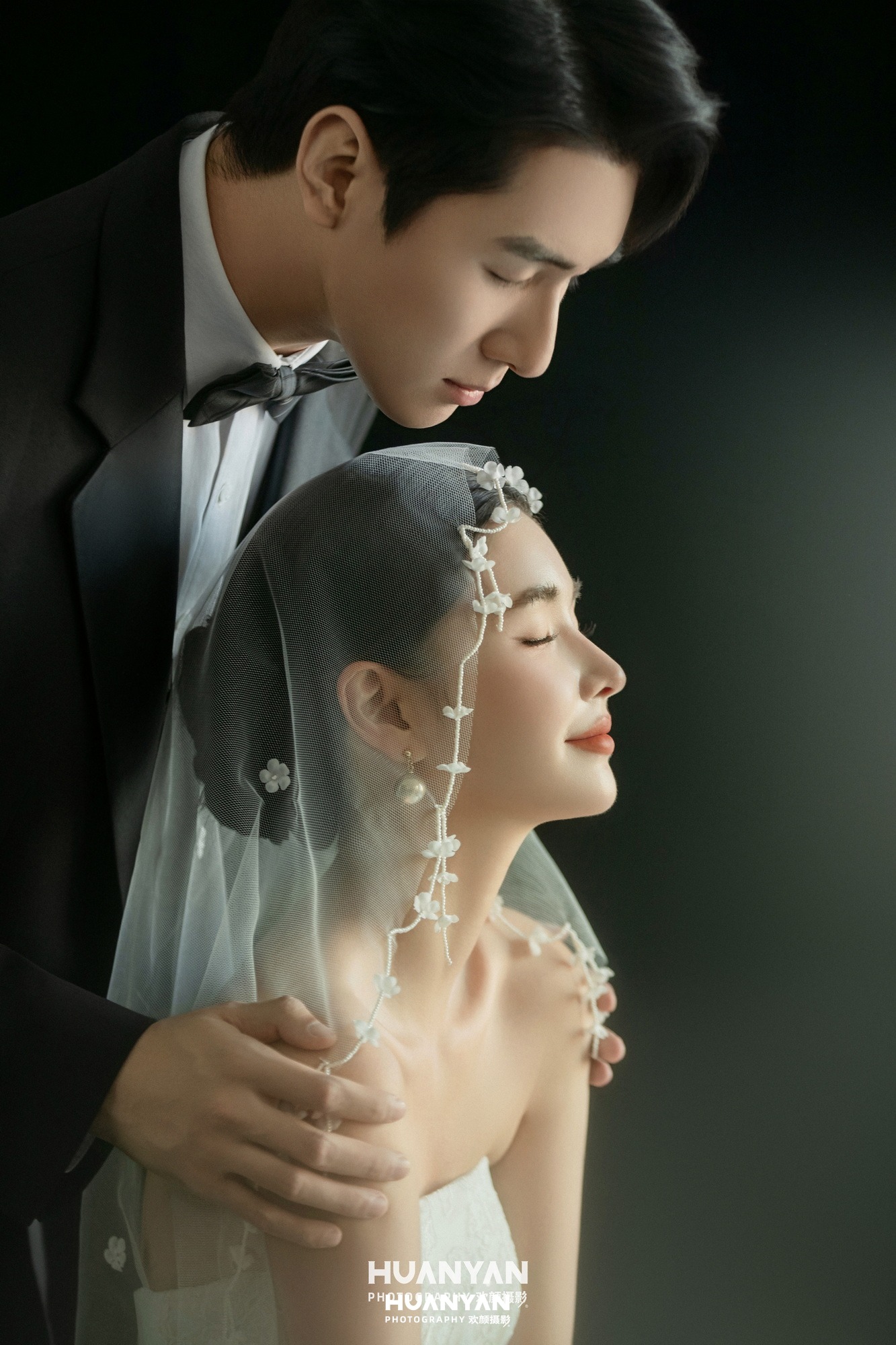复古婚纱照 · 室内影棚场景 · 墨底白纱客片