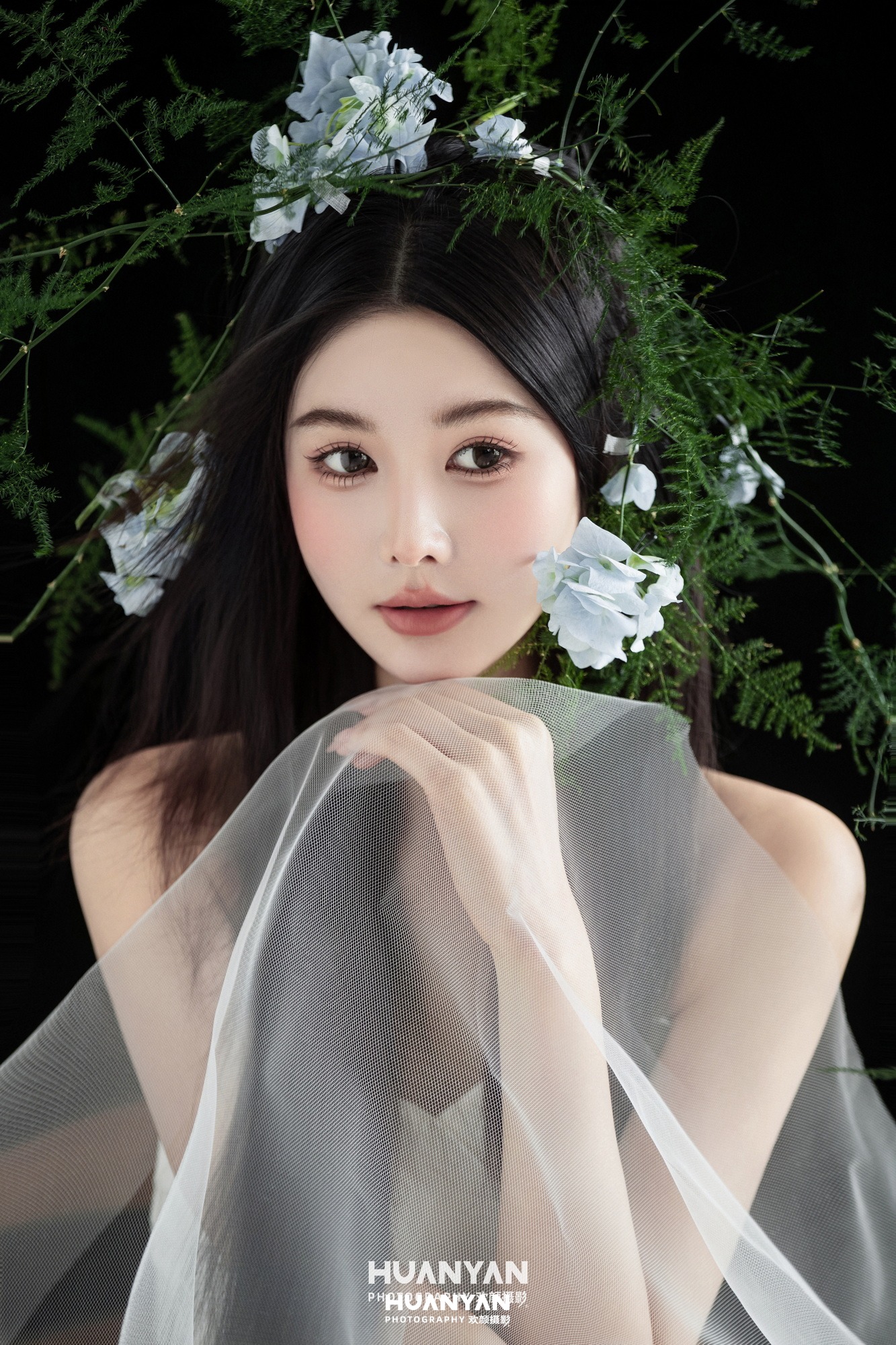 夜色与白纱：极简婚纱照室内影棚实拍