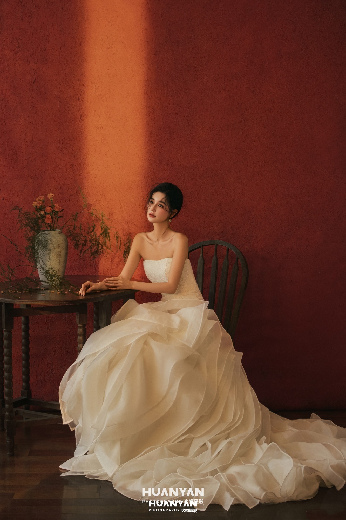 红墙纱浪：韩式温柔婚纱照室内影棚实拍