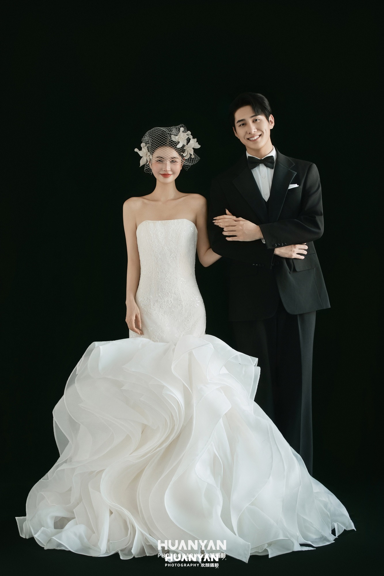 墨底白纱：复古婚纱照室内影棚实拍