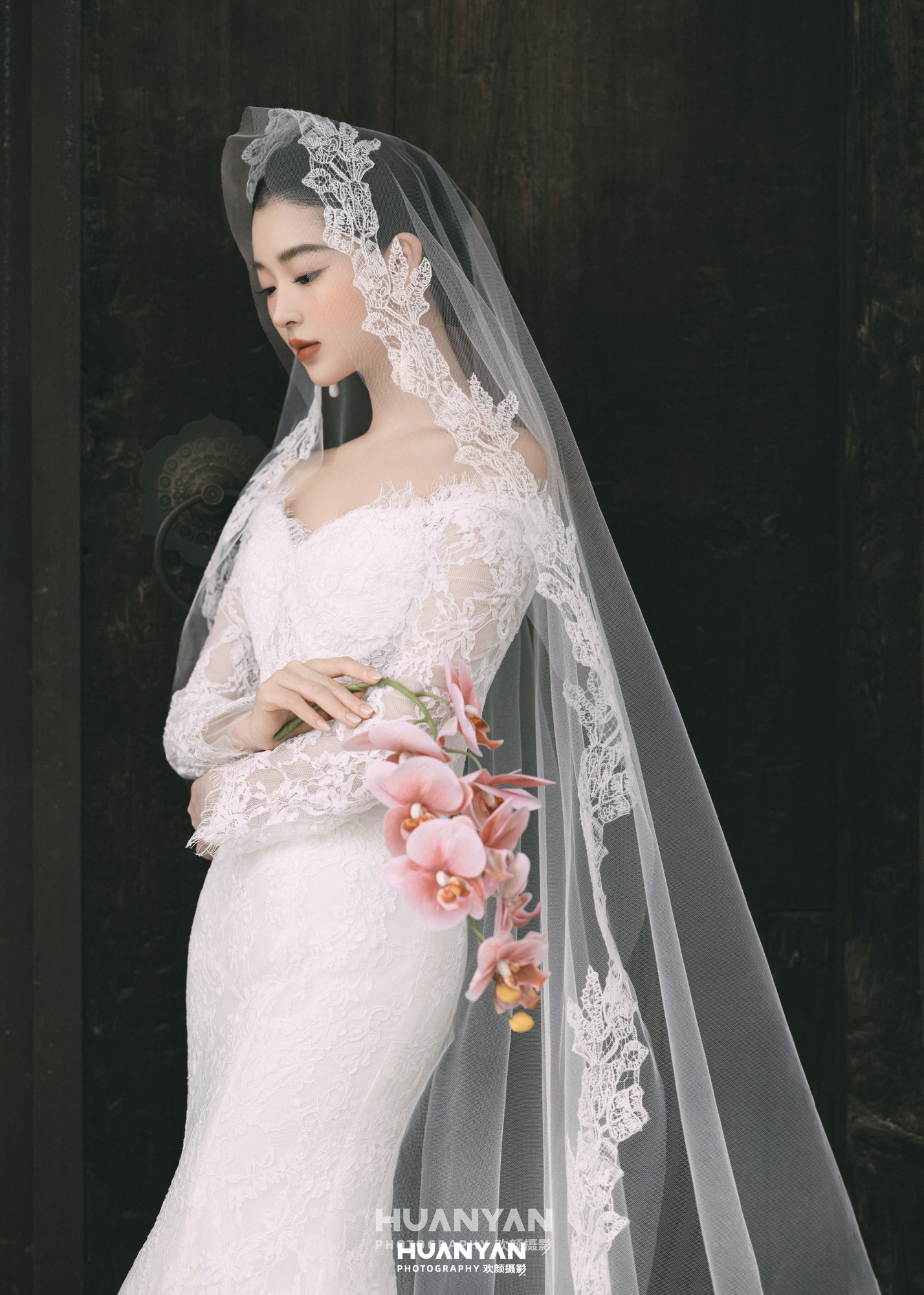 清新自然婚纱照 · 老街胡同场景 · 旧门新纱客片