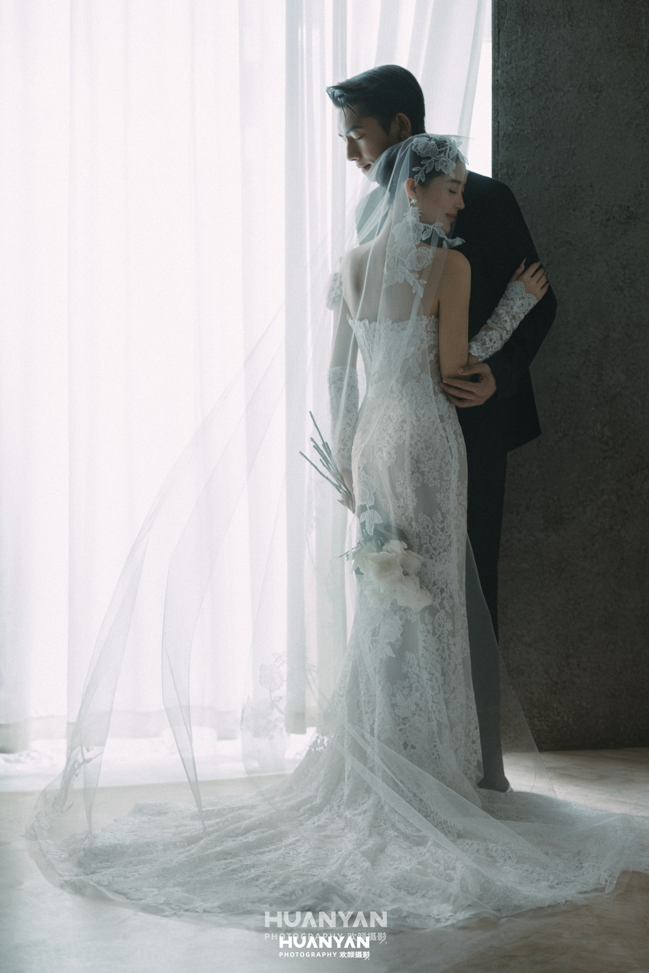 韩式温柔婚纱照 · 室内影棚场景 · 素白玫瑰客片