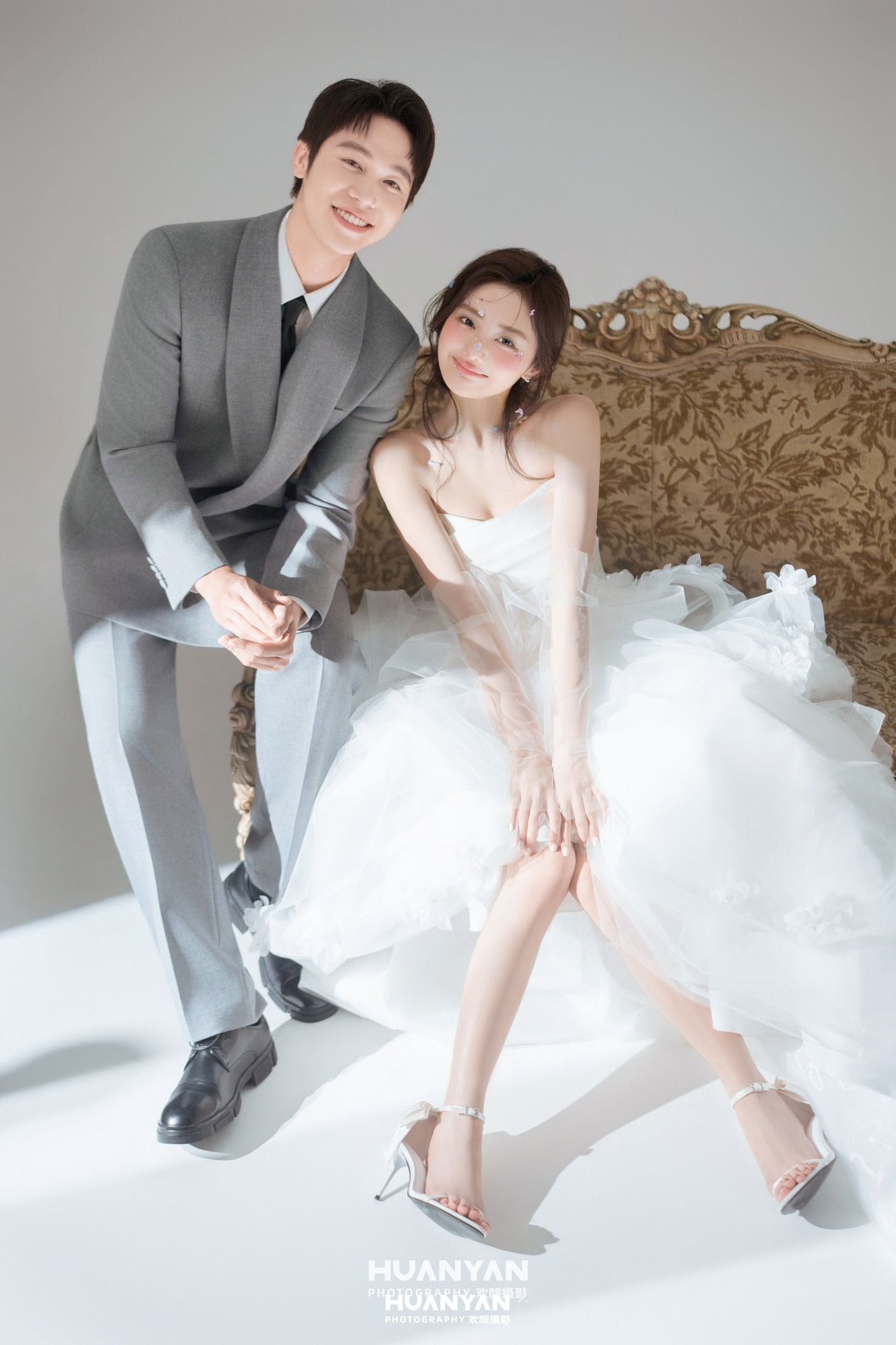 浅灰笑意：极简婚纱照室内影棚实拍