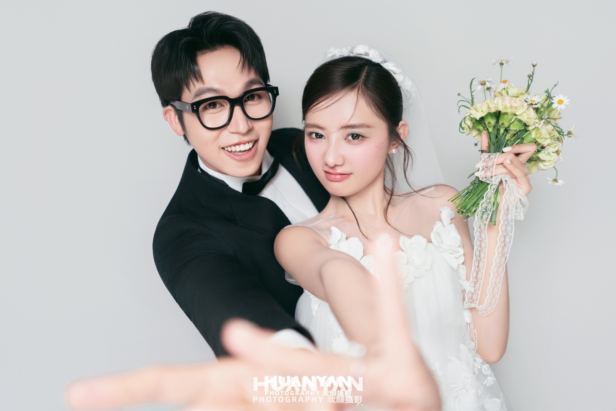 小朵欢喜：韩式温柔婚纱照室内影棚实拍