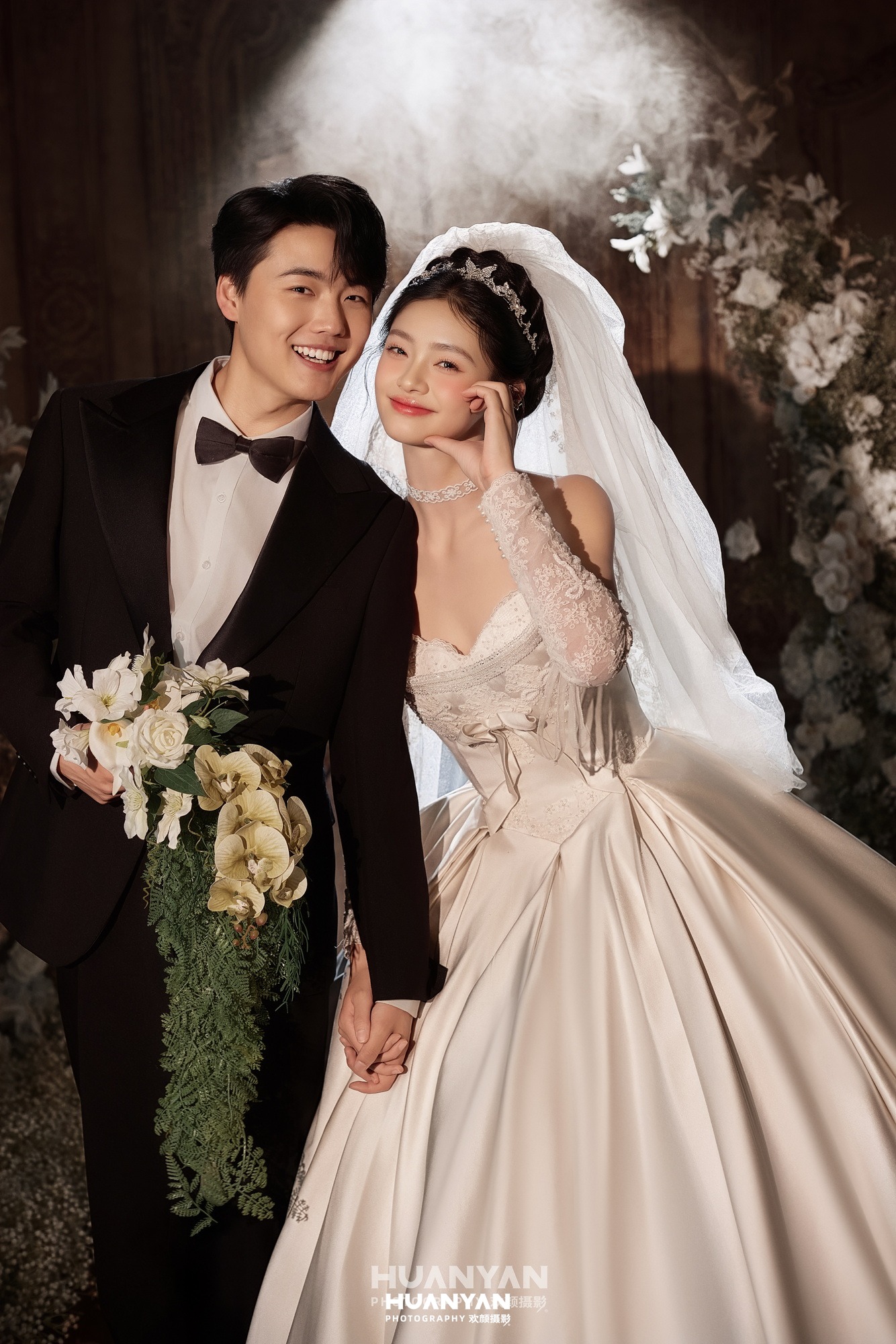 雾里相拥：浪漫唯美婚纱照室内影棚实拍