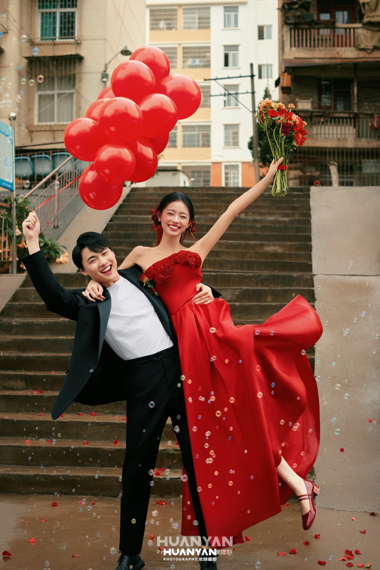 城市街拍轻复古婚纱照实拍（红气球系列）