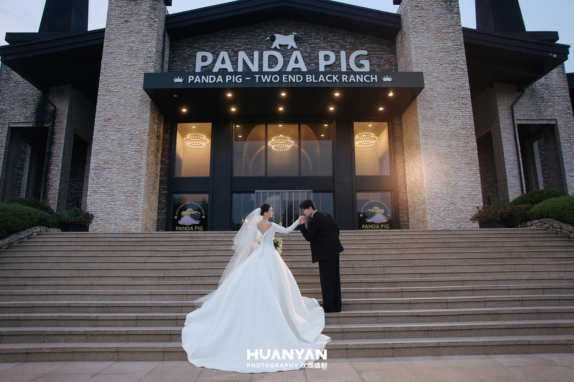 灯影入梦：浪漫唯美婚纱照室内影棚实拍