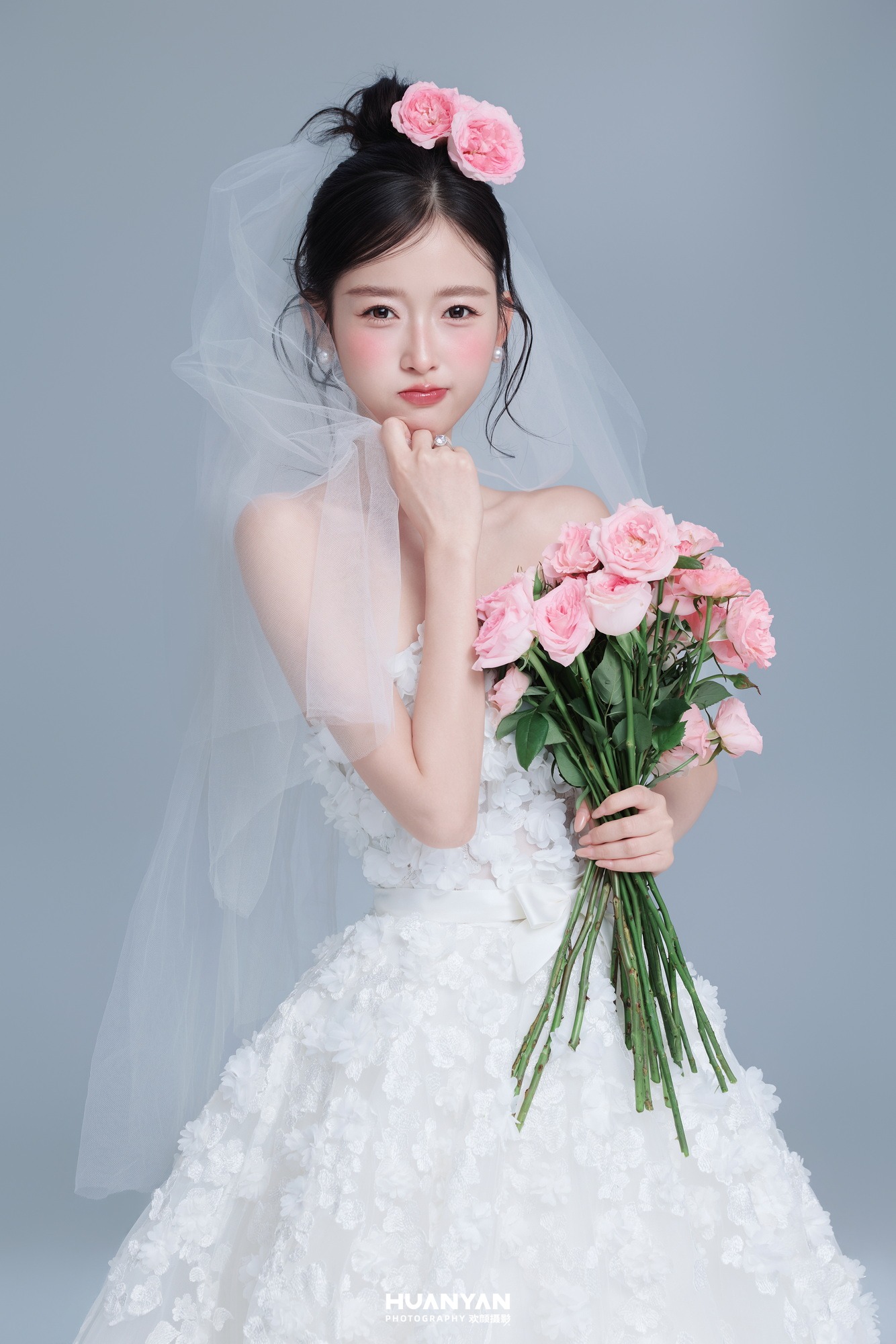 鬓边粉玫客片第7张｜韩式温柔婚纱照，摄于室内影棚