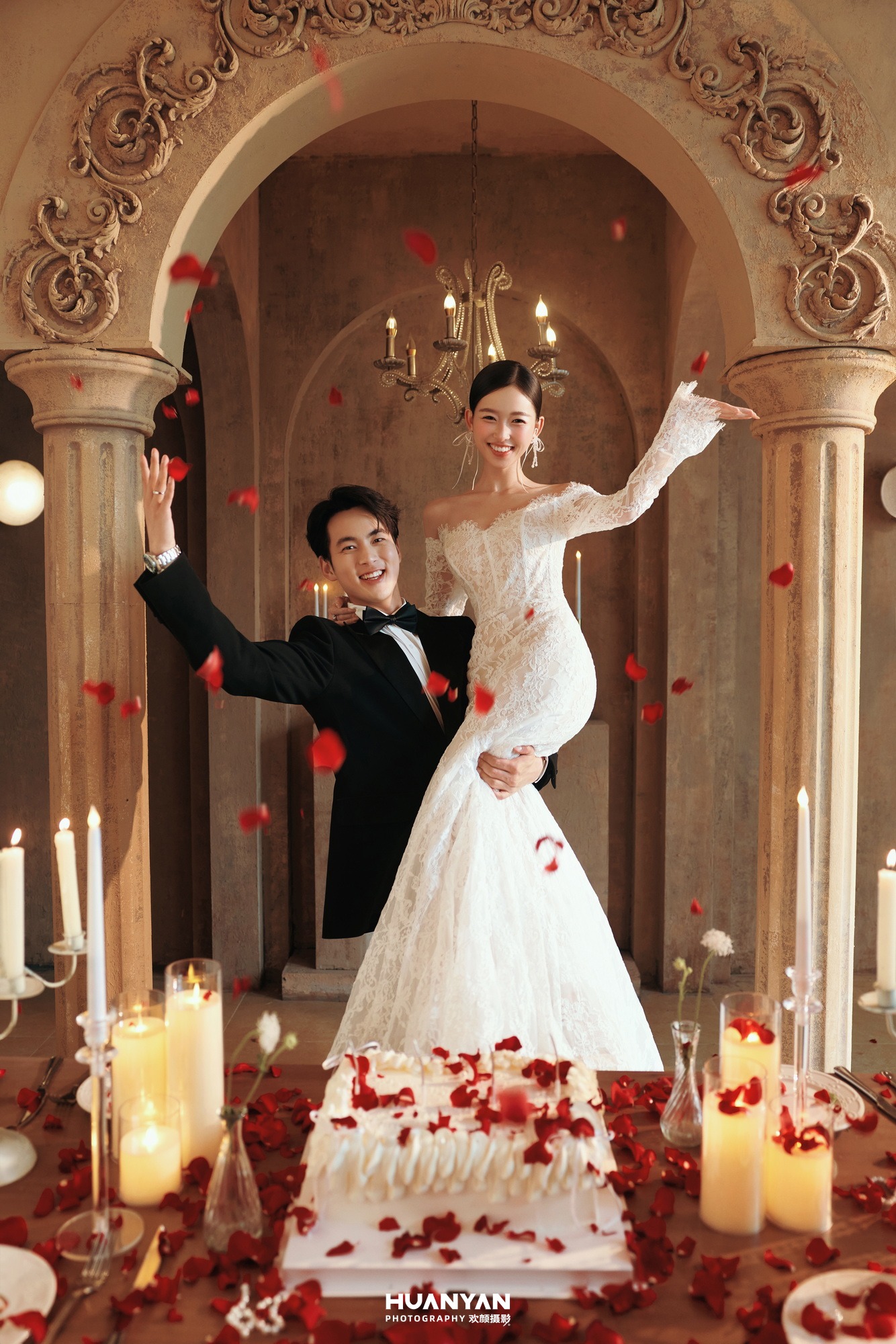 飞吻落瓣：韩式温柔婚纱照室内影棚实拍