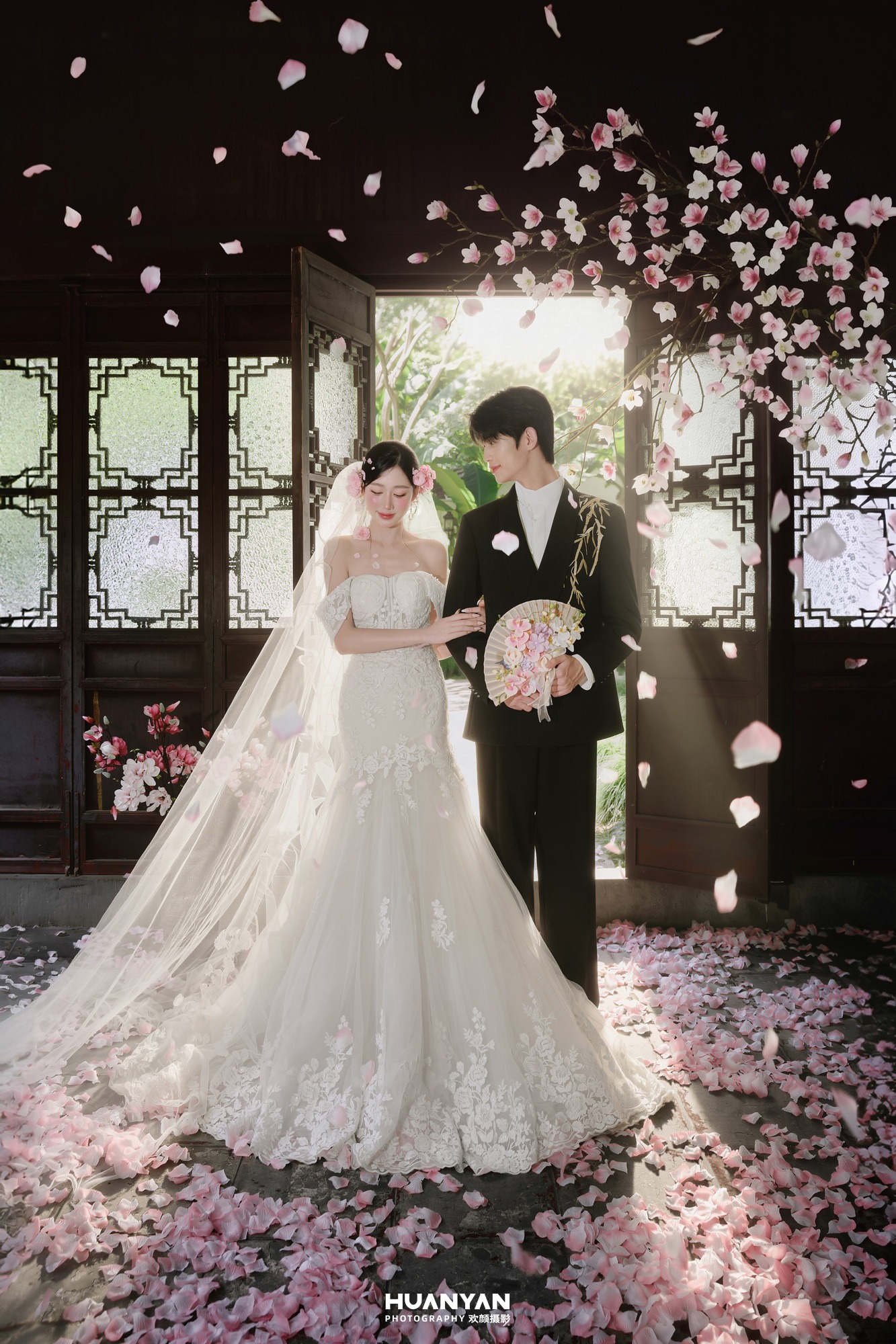 新中式婚纱照 · 户外自然场景 · 花间令客片