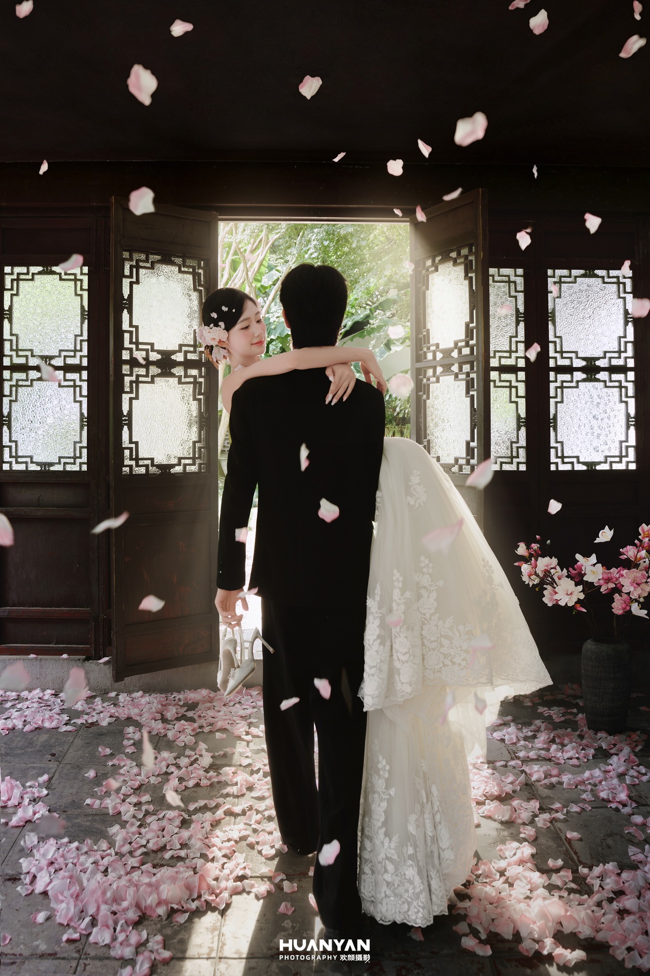 新中式婚纱照 · 户外自然场景 · 花间令客片